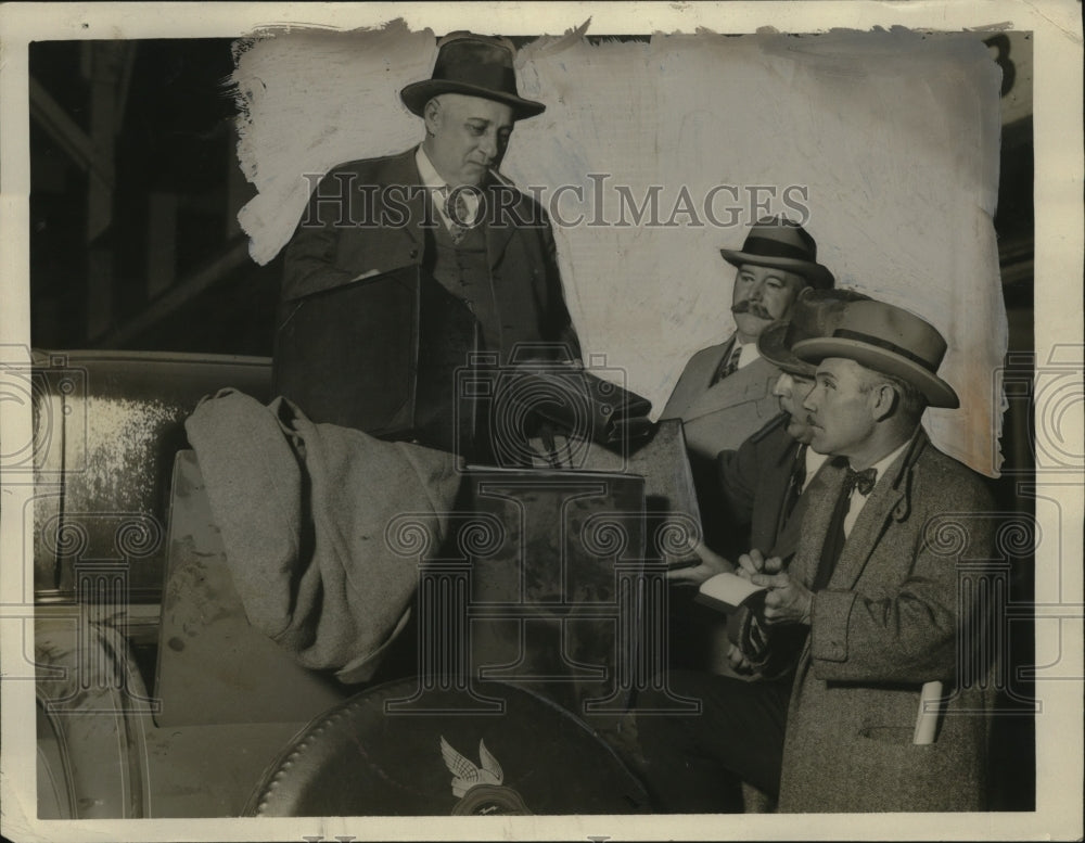 1926 Press Photo Investigator Ben Cohn examines contents of unclaimed auto