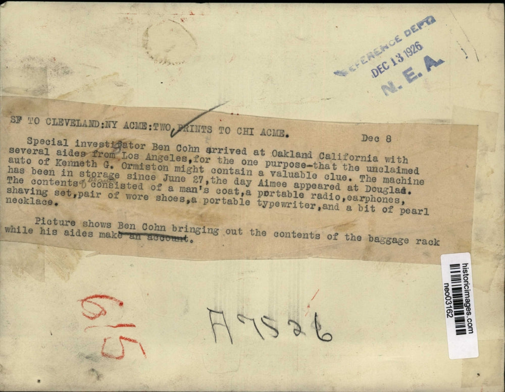 1926 Press Photo Investigator Ben Cohn examines contents of unclaimed auto