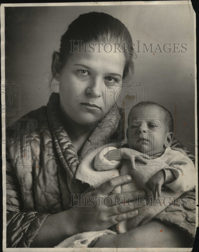 Load image into Gallery viewer, 1927 Press Photo Mrs. Sam Smith with Baby She Claims Switched at Birth, Ohio
