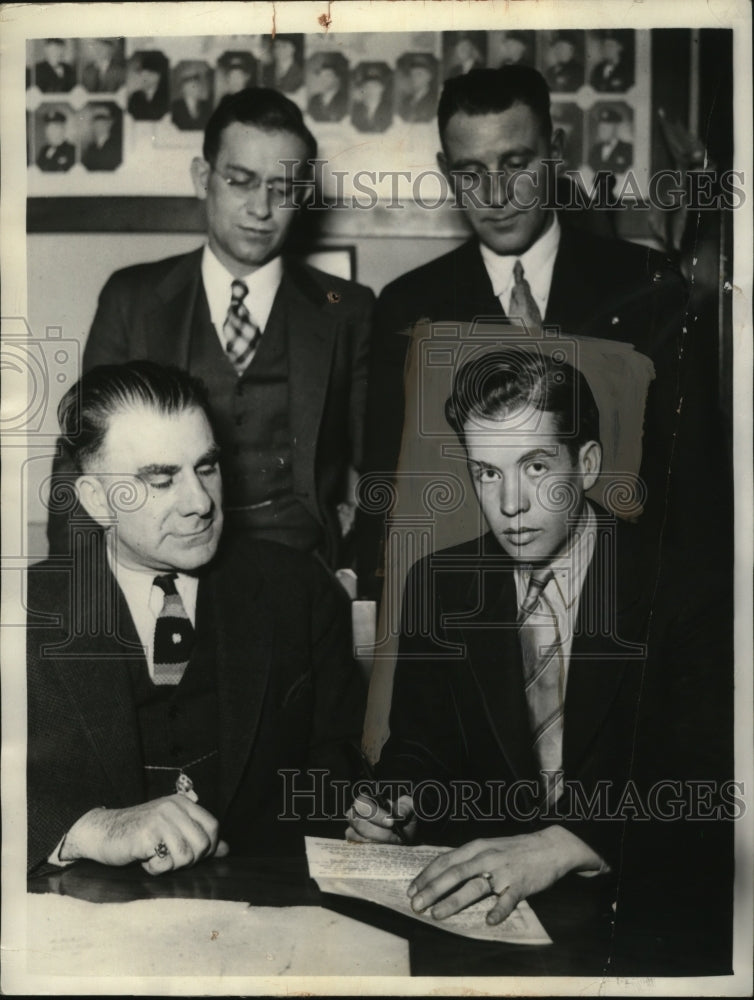 Load image into Gallery viewer, 1935 Press Photo Ralph Harwood Confessing Robbery with Police, Hammon, Indiana
