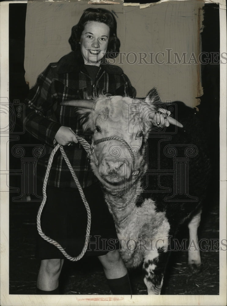 Load image into Gallery viewer, 1939 Press Photo Helen Lyle with Hereford Steer "Woody" - neo03294
