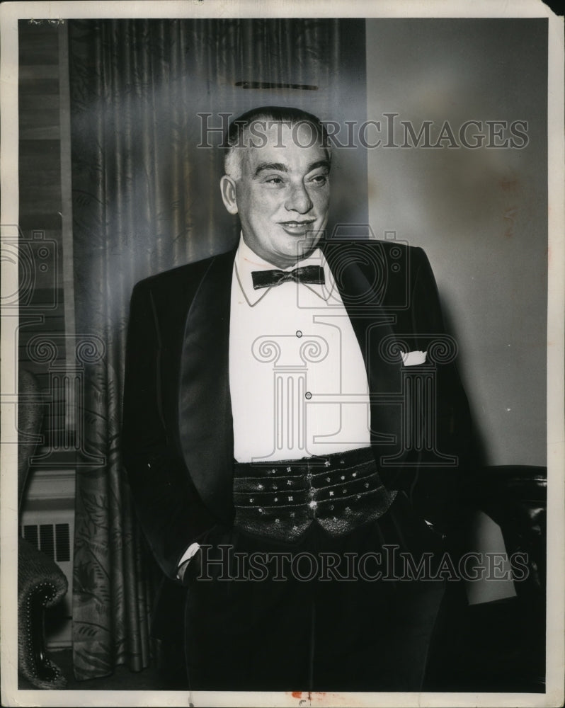 Load image into Gallery viewer, 1951 Press Photo James A. Hart Wearing Diamond-Studded Cummerbund - neo03301
