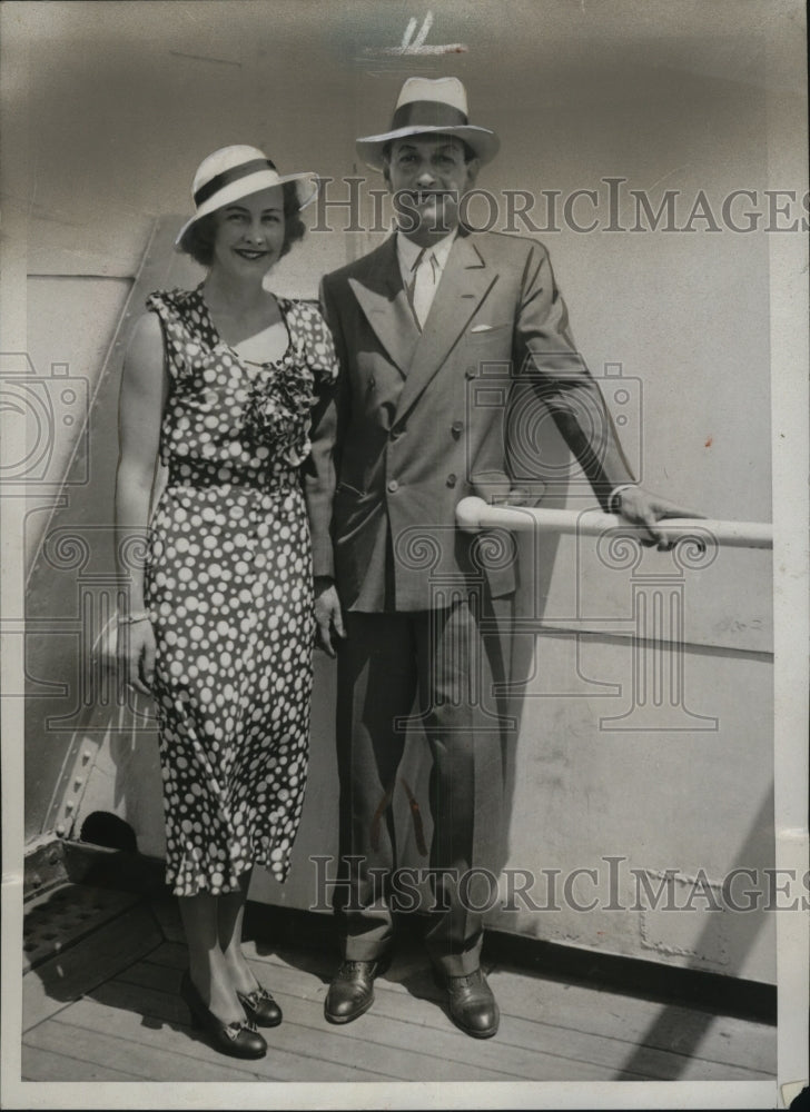 Load image into Gallery viewer, 1934 Press Photo Robert Lehman &amp; Wife Aboard SS Conte de Savoia - neo03303
