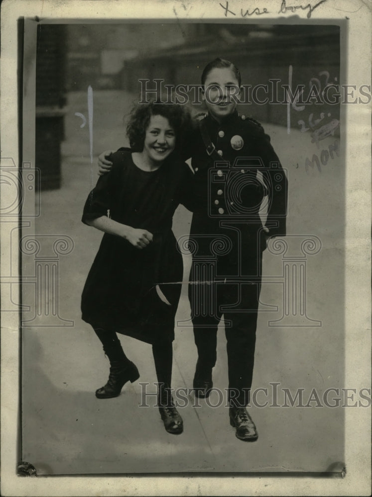 Load image into Gallery viewer, 1923 Press Photo Alfred Garcia, Entered Lion Cage for Sister Esther's Surgery
