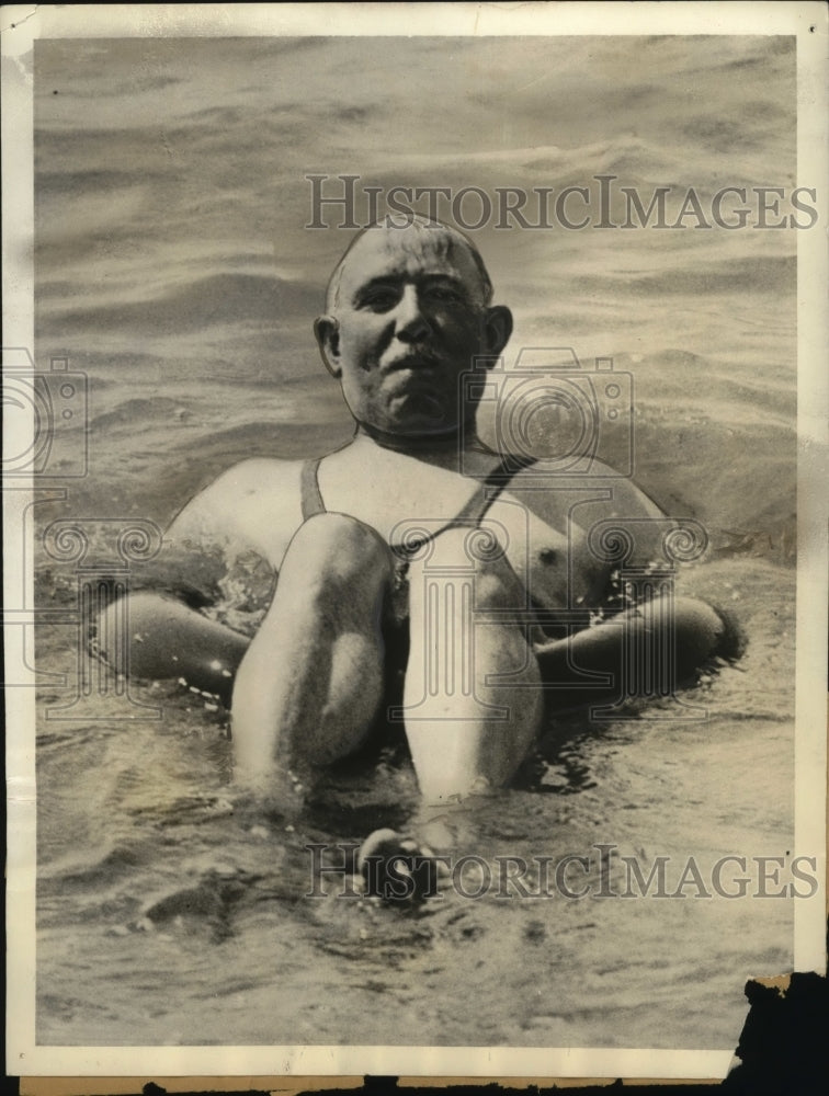 1946 Press Photo James Henry Thomas, British Secretary of State, Relaxing