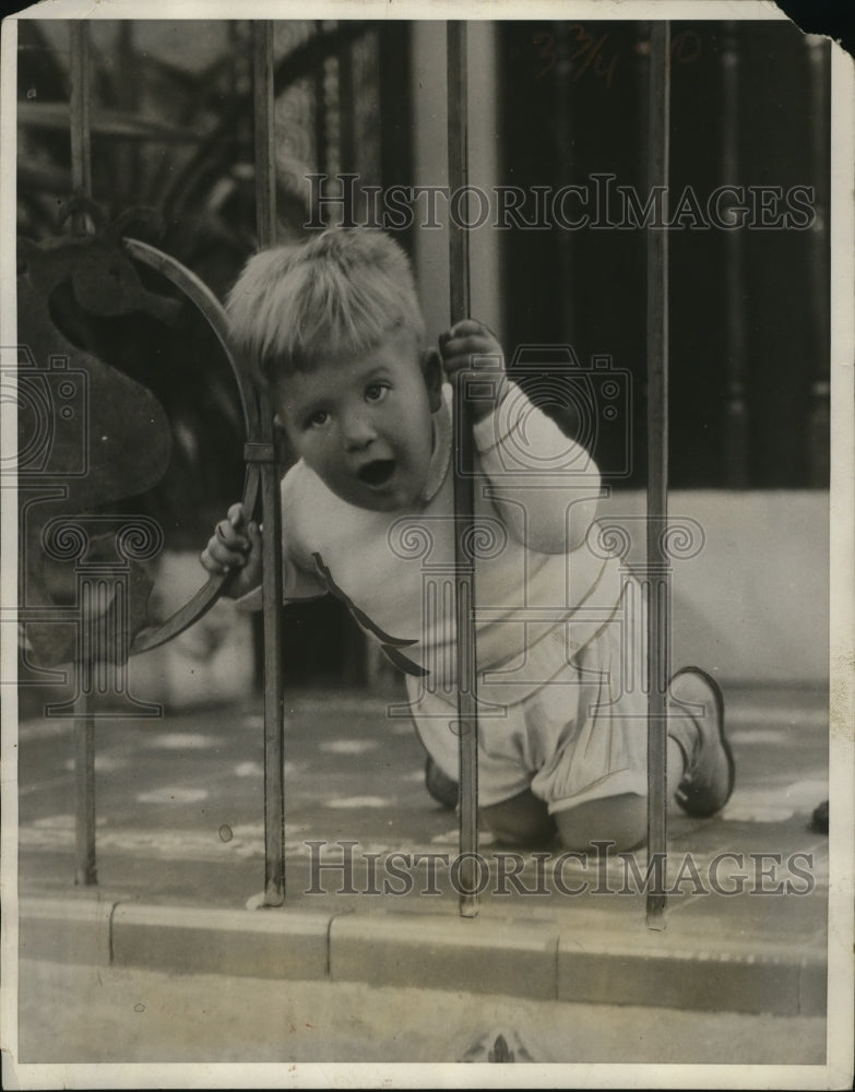 1931 Press Photo Charles Olsen pretends to be a lion in Miami Beach - neo03486