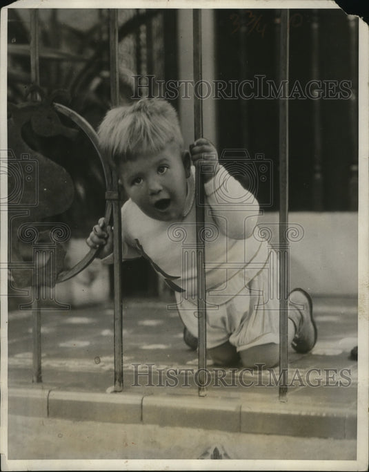 1931 Press Photo Charles Olsen pretends to be a lion in Miami Beach - neo03486