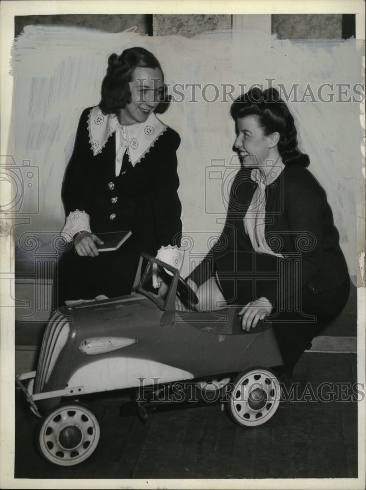 1941 Press Photo Shaker Players Helen Shearer & Clarice Hoskins prop committee