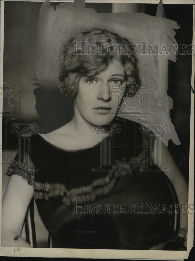 1924 Press Photo Margaret Benson under arrest after attempted hold up of Saloon