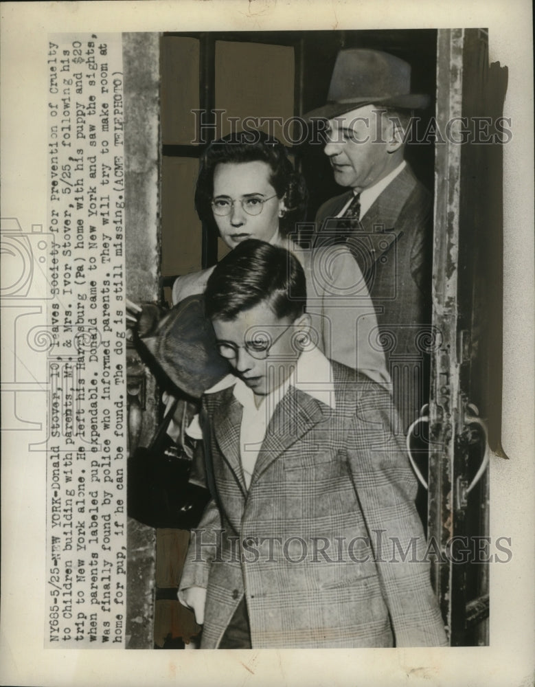 Load image into Gallery viewer, 1948 Press Photo Donald Stover with parents Mr. &amp; Mrs Ivor Stover in New York
