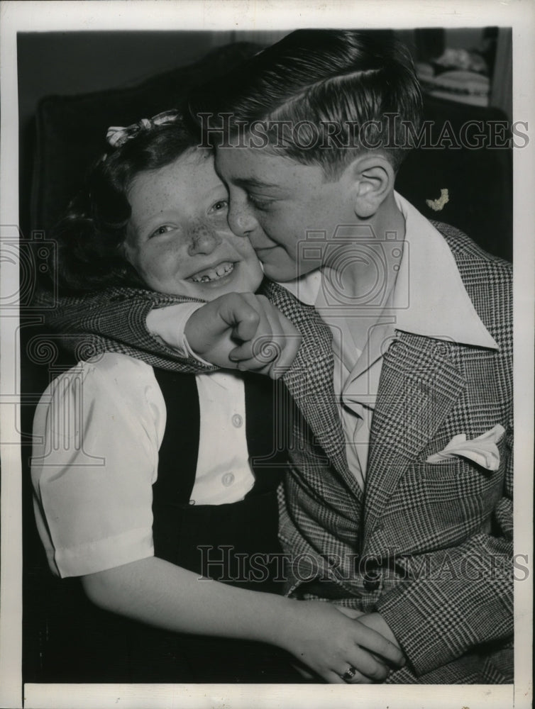 Load image into Gallery viewer, 1948 Press Photo French Orphans Paulette and George Reunited in New York
