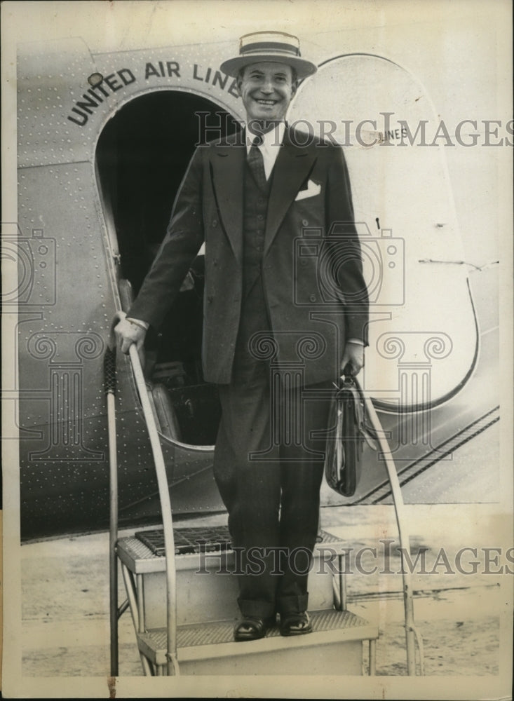 1936 Press Photo John D.M. Hamilton Arriving in Chicago, Illinois by Plane
