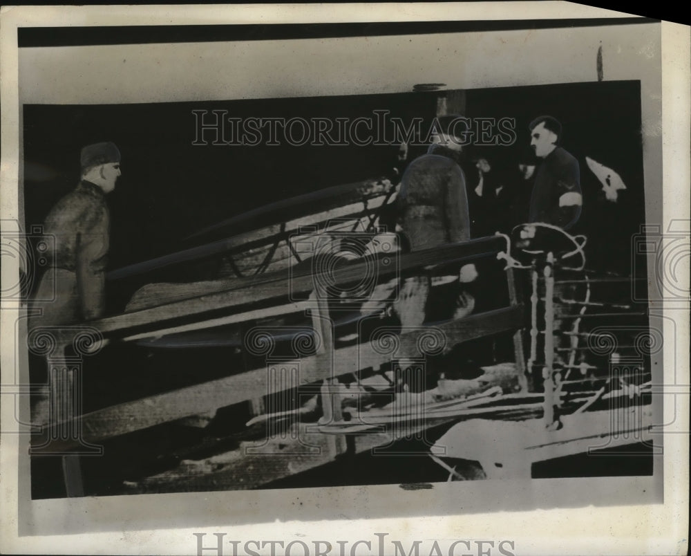 1941 Press Photo Disabled German Prisoner Carried on SS St Julian, London