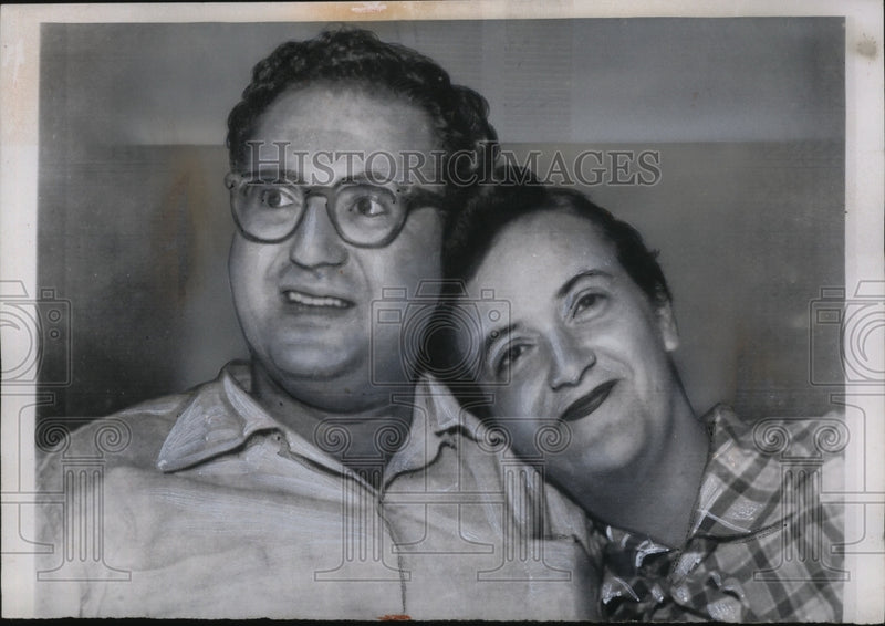 Load image into Gallery viewer, 1954 Press Photo Evelyn Smith Reunited with Husband after Kidnapping, Phoenix
