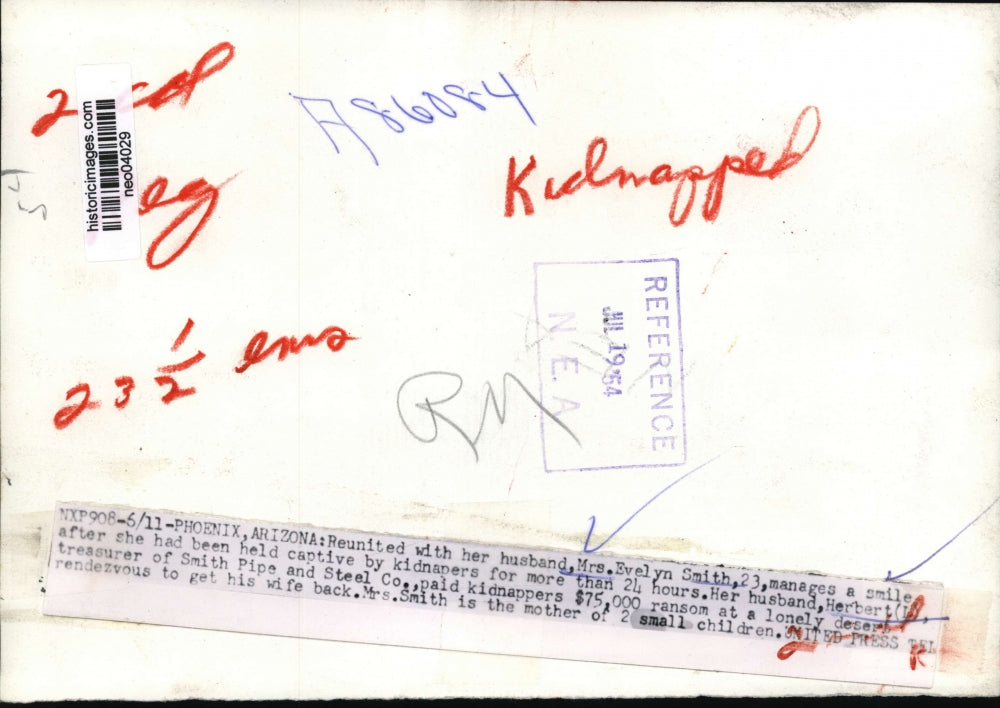 1954 Press Photo Evelyn Smith Reunited with Husband after Kidnapping, Phoenix