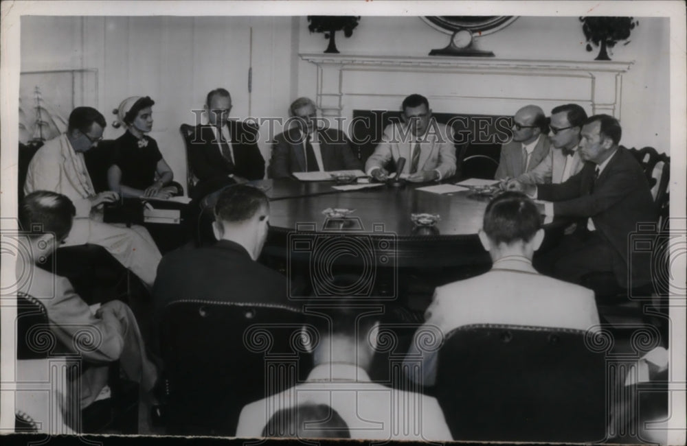 1955 Press Photo United States Announcement of Small Satellites at White House