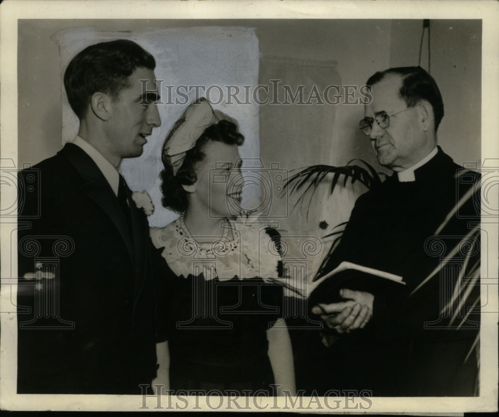 1943 Press Photo Wedding of Martha Carlson, William Phelan - neo04388