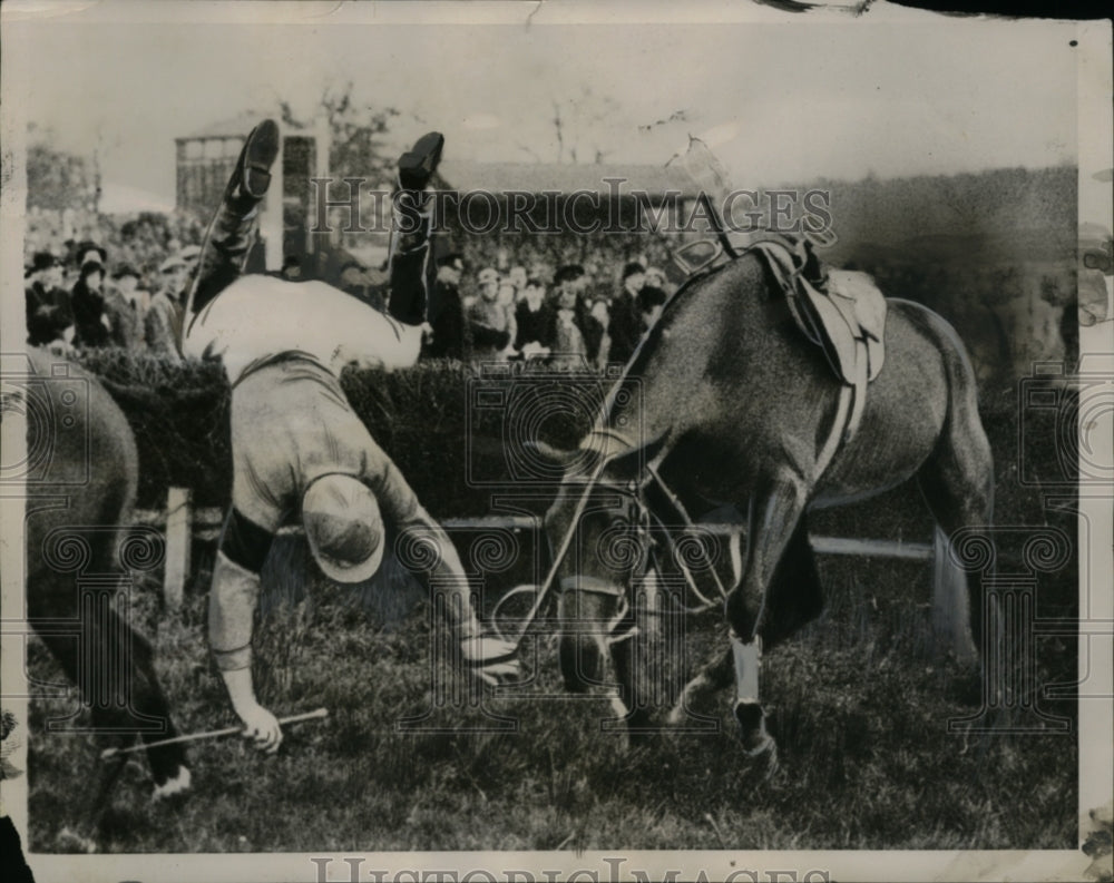 1936 Press Photo G. Morgan Jones Falling at Household Brigade Hunters' Challenge