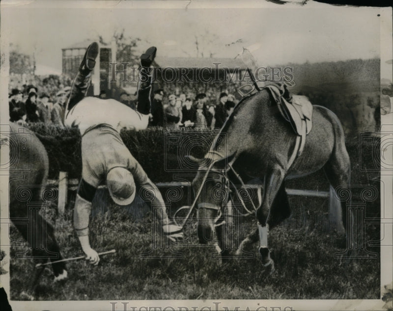 Load image into Gallery viewer, 1936 Press Photo G. Morgan Jones Falling at Household Brigade Hunters' Challenge
