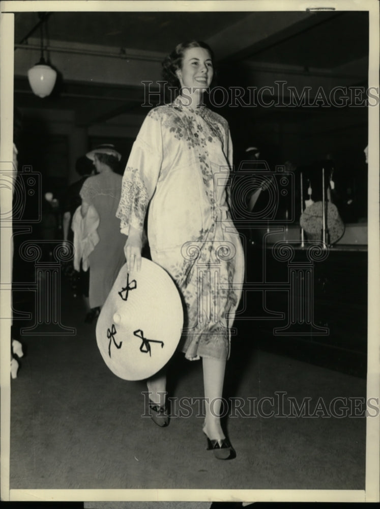 Load image into Gallery viewer, 1938 Press Photo Mrs. Jean Hicks wearing Chinese Collie coat and straw hat
