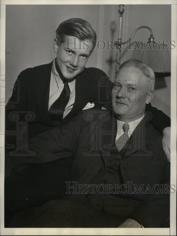 Load image into Gallery viewer, 1932 Press Photo Ross &amp; J.S. Modiarmid in Cleveland Ohio Hotel - neo04519
