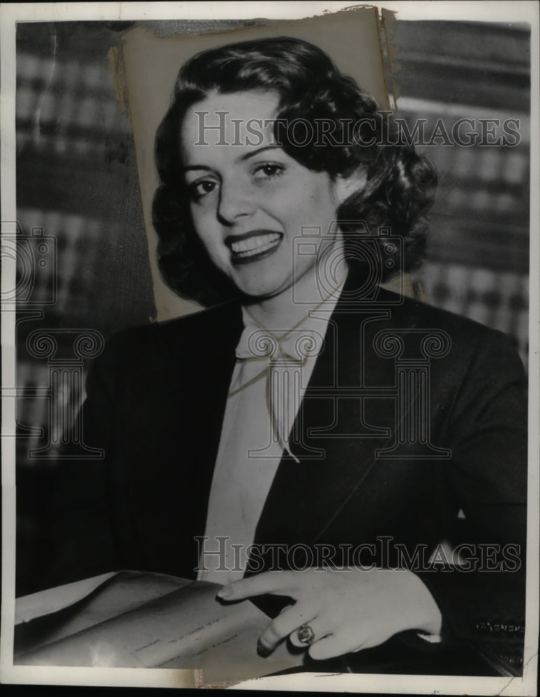 1937 Press Photo Manicurist Arleen Whelan, Won Movie Contract - neo04535