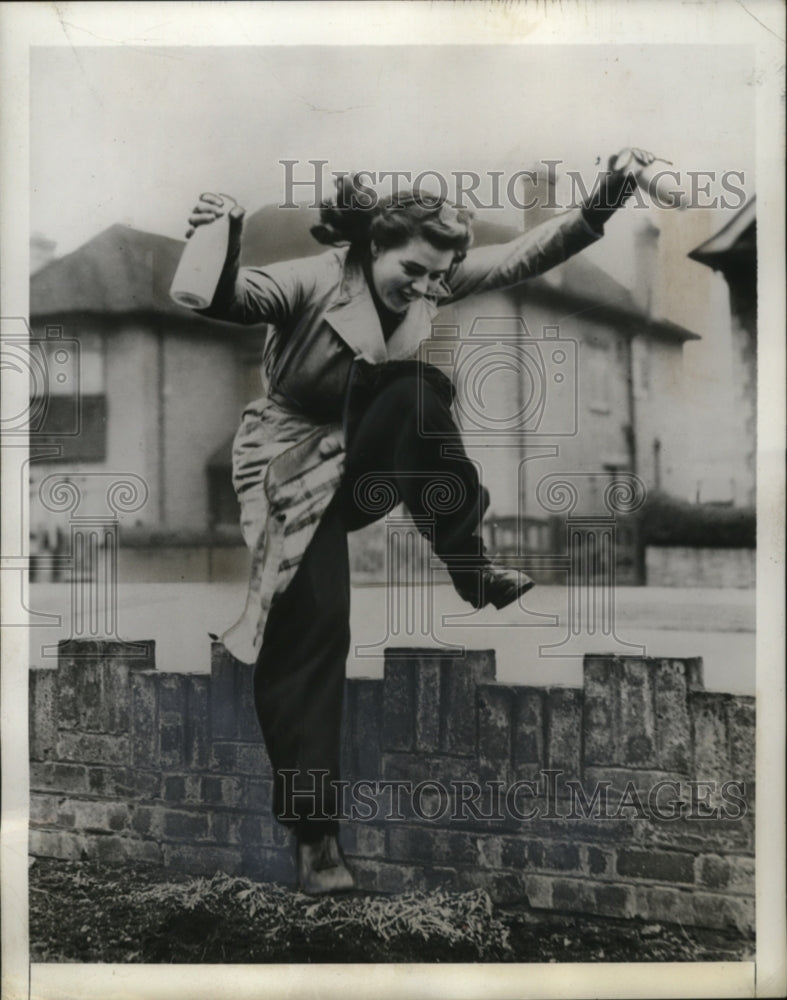 Load image into Gallery viewer, 1942 Press Photo Eileen Cuthbert, Female Wartime Milkman of Wembley, England
