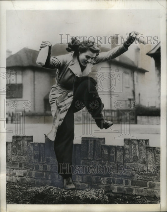 1942 Press Photo Eileen Cuthbert, Female Wartime Milkman of Wembley, England