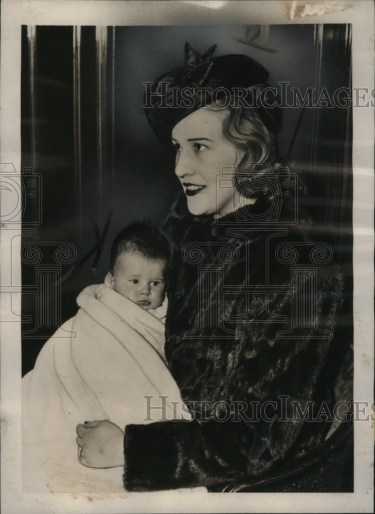 Load image into Gallery viewer, 1939 Press Photo Mrs. T.C. Conway Lloyd &amp; Daughter Marie in New York City

