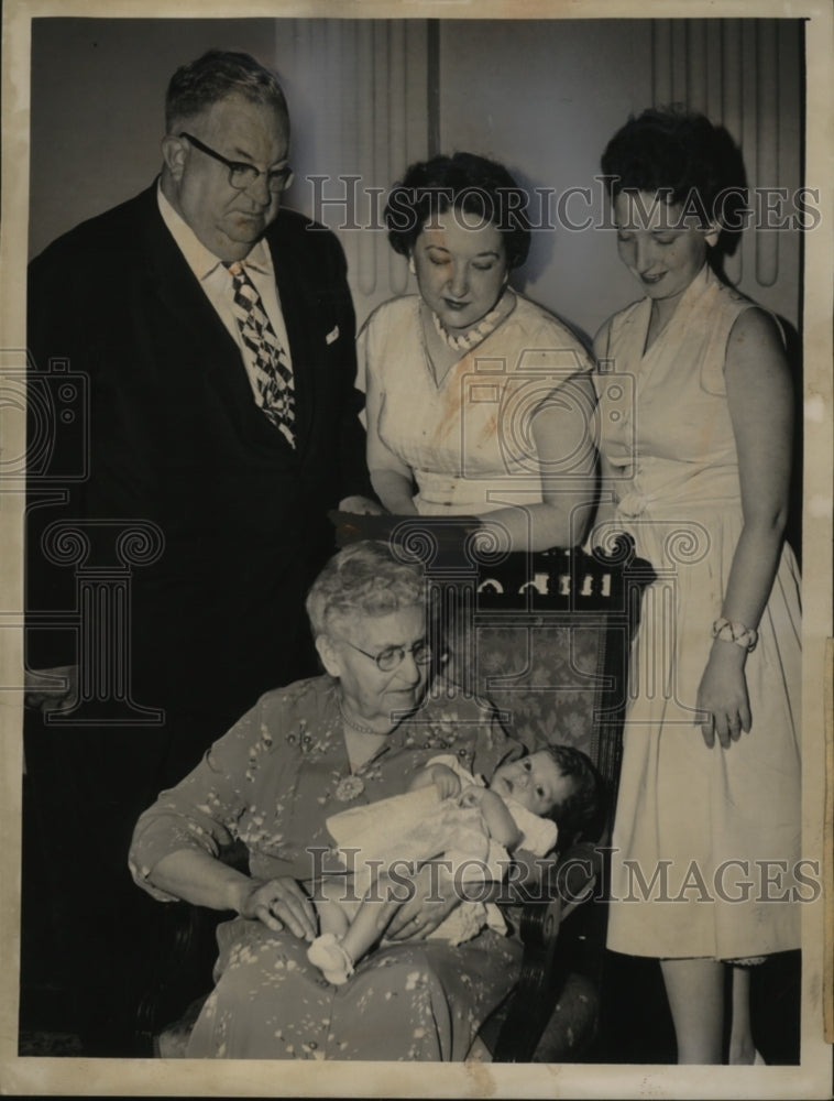 Load image into Gallery viewer, 1959 Press Photo Baby Mary Beth Hinds w Great-Great Grandmorther Ruth Sprenger
