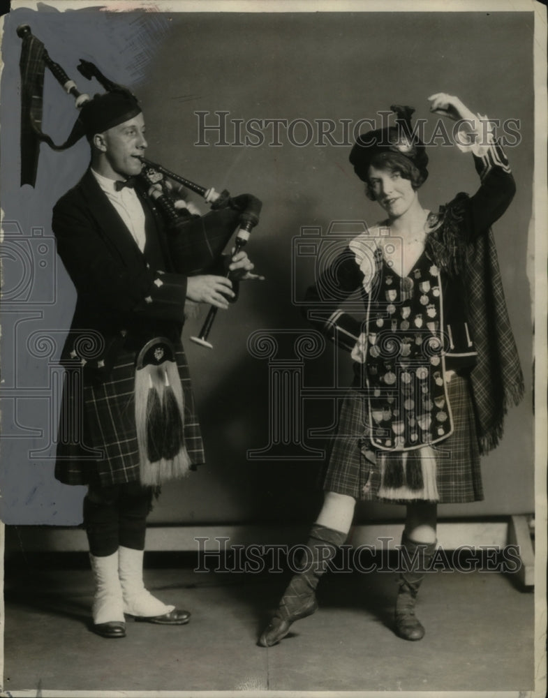 1927 Press Photo Mary Salter, A. Wilson in Scottish Attire - neo04780