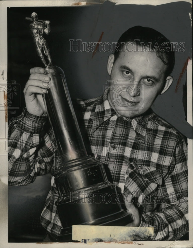 Load image into Gallery viewer, 1946 Press Photo John Nagy with press trophy - neo04806
