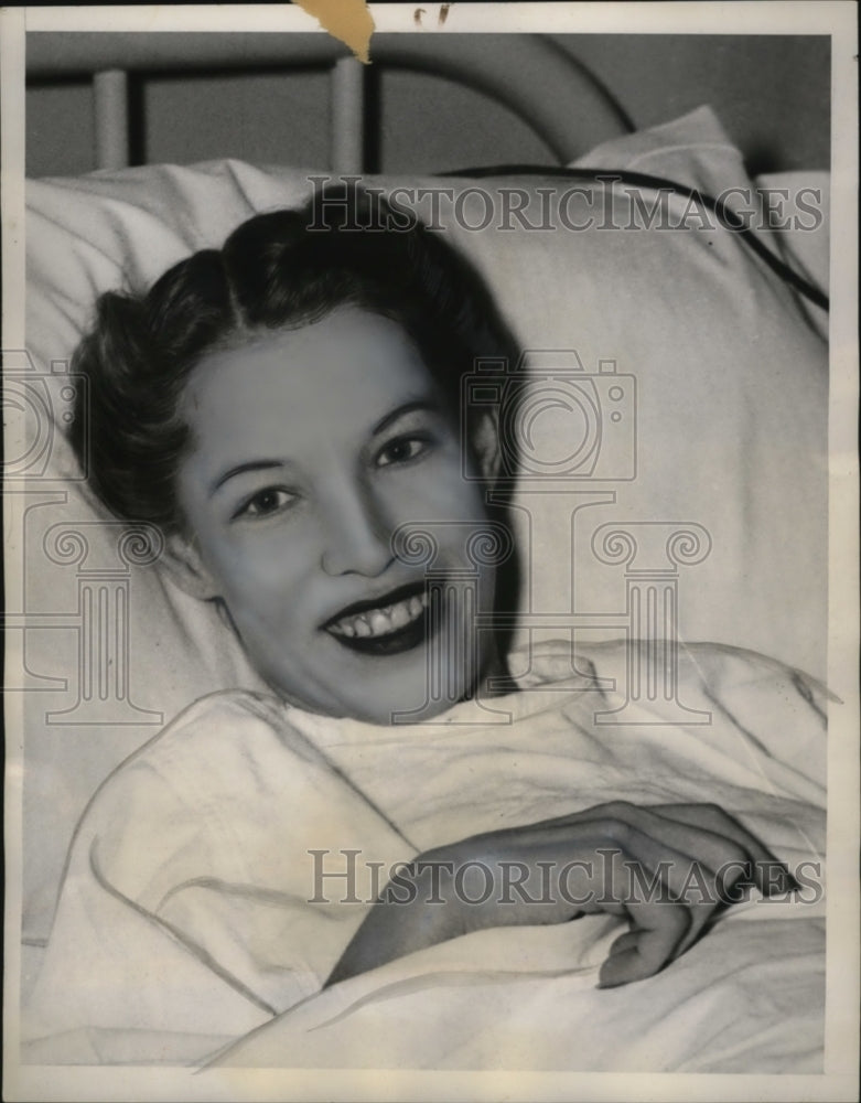 Load image into Gallery viewer, 1939 Press Photo Verna Sales, Received Volunteer Blood Donation, Oklahoma
