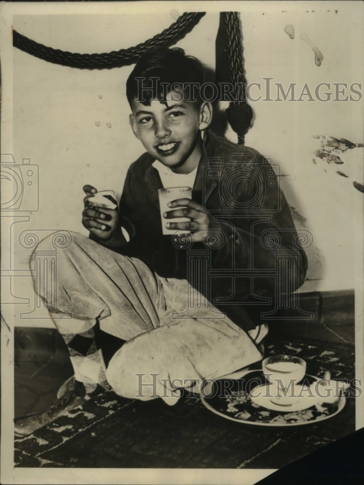 1932 Press Photo Harold Sender Eating After Hanging from Tree Root 10 Hours