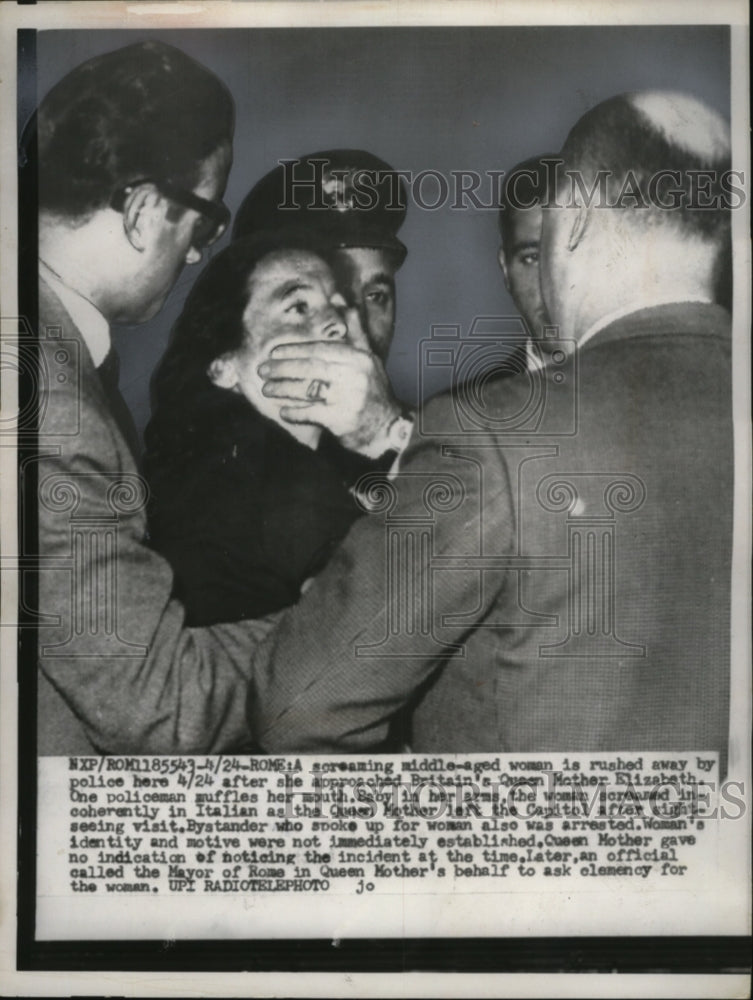 1959 Press Photo Woman Arrested by Rome Police Approaching Queen of Britain- Historic Images