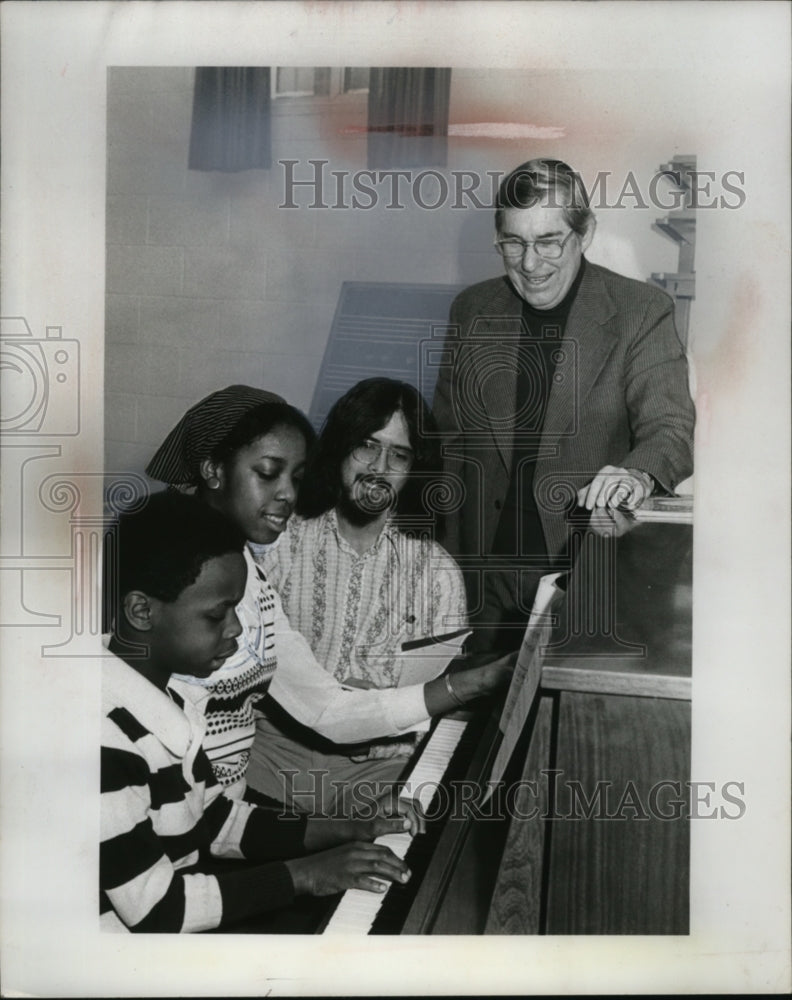 1977 Press Photo Teens in Training of the Music School Settlement - neo05195