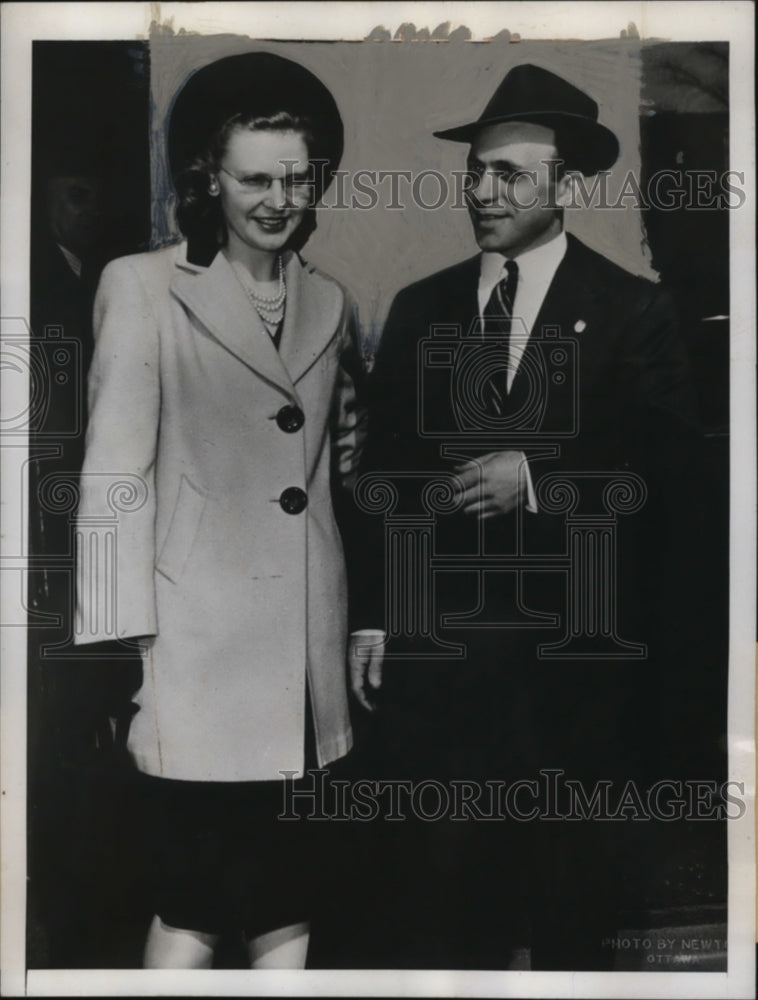 Load image into Gallery viewer, 1946 Press Photo David Shugar &amp; Wife of Ottawa Spy Case Leaving Police Station
