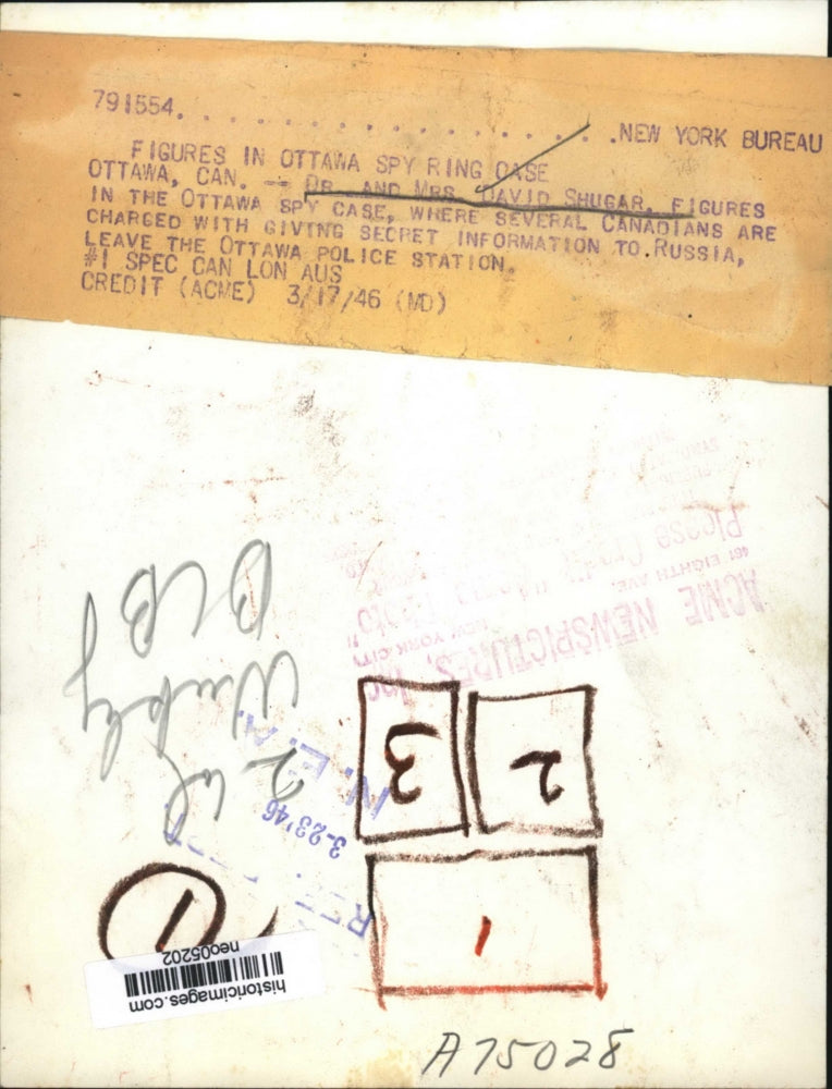 1946 Press Photo David Shugar & Wife of Ottawa Spy Case Leaving Police Station