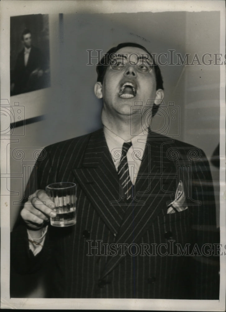 1939 Press Photo Senator Rush Holt Gargling After Senate Debate on Harry Hopkins