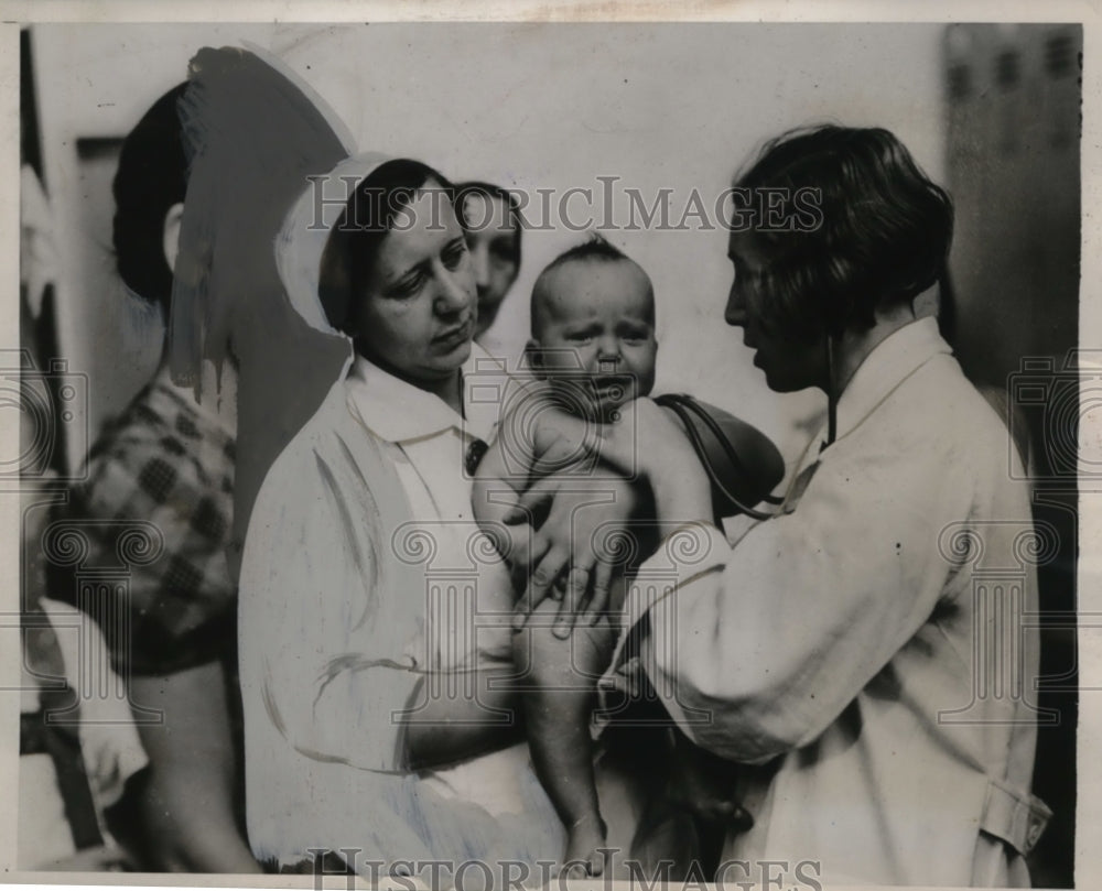 1938 Press Photo Doctor Examining Refugee Baby at Shelter, Prague Czechoslovakia
