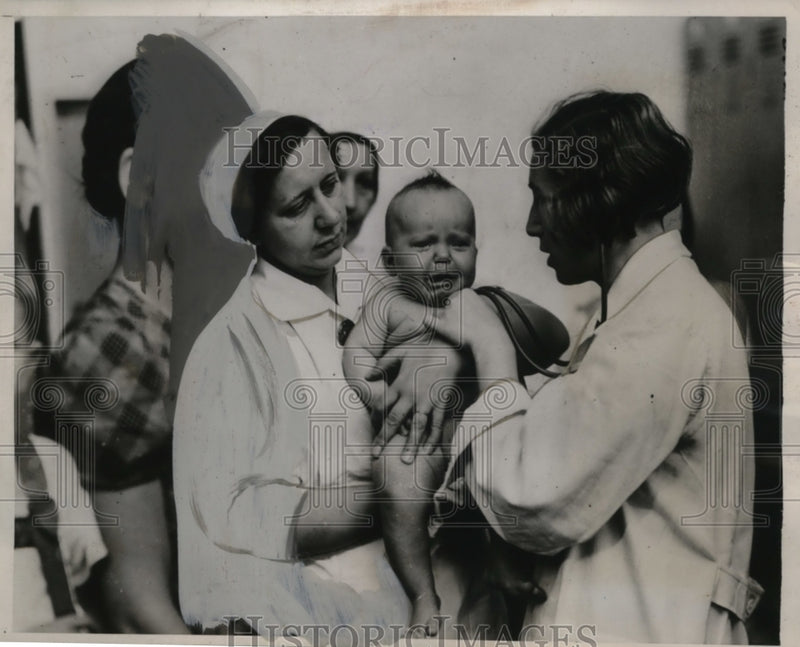 Load image into Gallery viewer, 1938 Press Photo Doctor Examining Refugee Baby at Shelter, Prague Czechoslovakia
