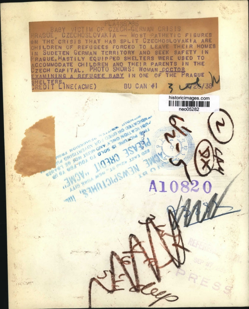 1938 Press Photo Doctor Examining Refugee Baby at Shelter, Prague Czechoslovakia