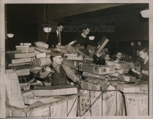 1936 Press Photo General Post Office Package Sorting During Christmas Season