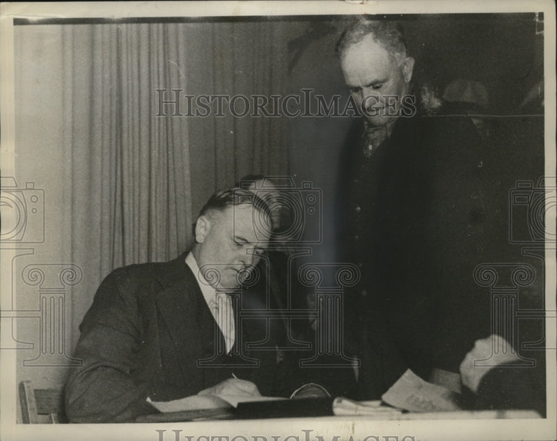 Load image into Gallery viewer, 1938 Press Photo Sheriff Fred Seger, Commander of Regiment of "Rough Riders"
