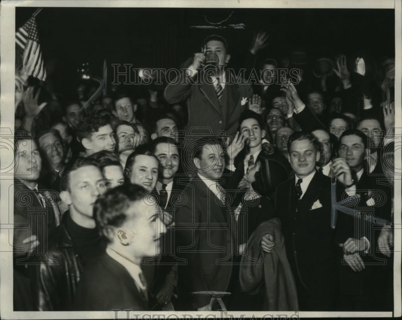 Load image into Gallery viewer, 1933 Press Photo Joseph Ackerman returns to Cleveland from State Capitol
