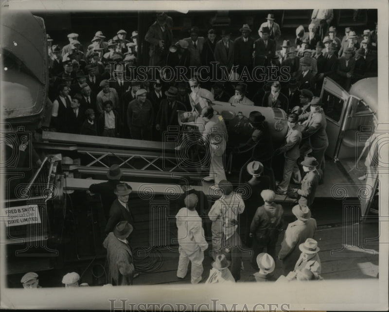 Load image into Gallery viewer, 1938 Press Photo Frederick mnite Jr. inside Iron Lung for move to Florida
