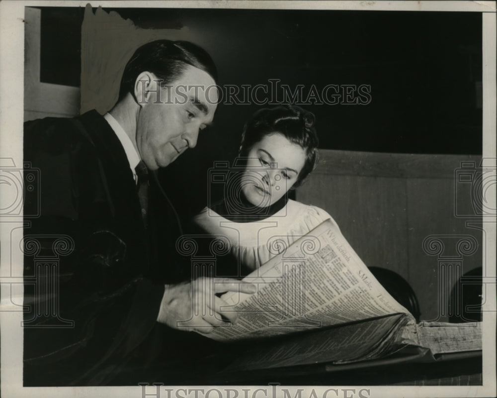 1938 Press Photo Dr. Daniel A. Poling shows Eleanor Barcalow scripture
