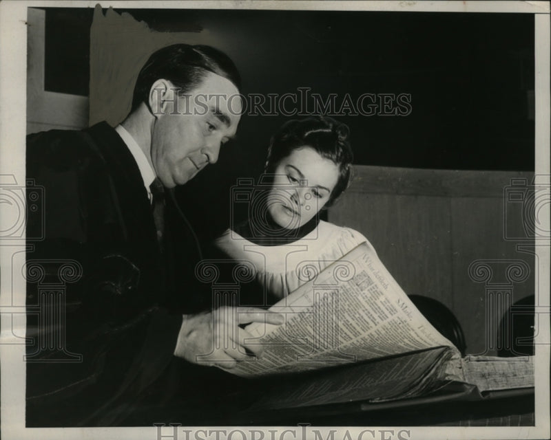 Load image into Gallery viewer, 1938 Press Photo Dr. Daniel A. Poling shows Eleanor Barcalow scripture
