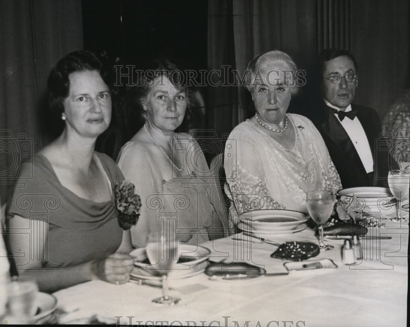 Load image into Gallery viewer, 1933 Press Photo Mrs Howard Oliver,, Mrs. Learned Hand, Mrs. Carey Thomas
