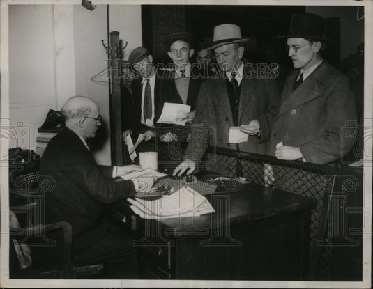 1936 Press Photo War Veterans have fingerprints taken at headquarters in DC